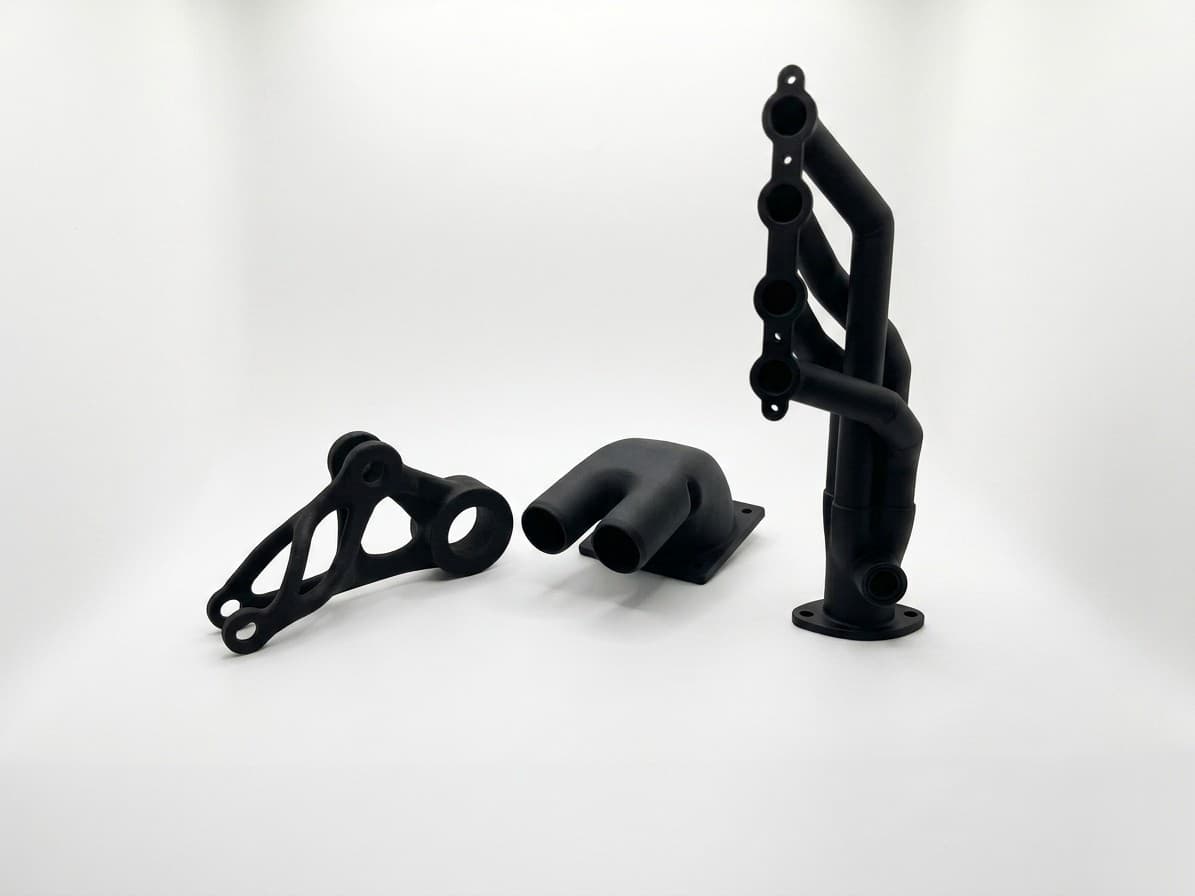 Collecteurs d'échappement et supports automobiles imprimés en 3D MJF en PA12 teinté noir