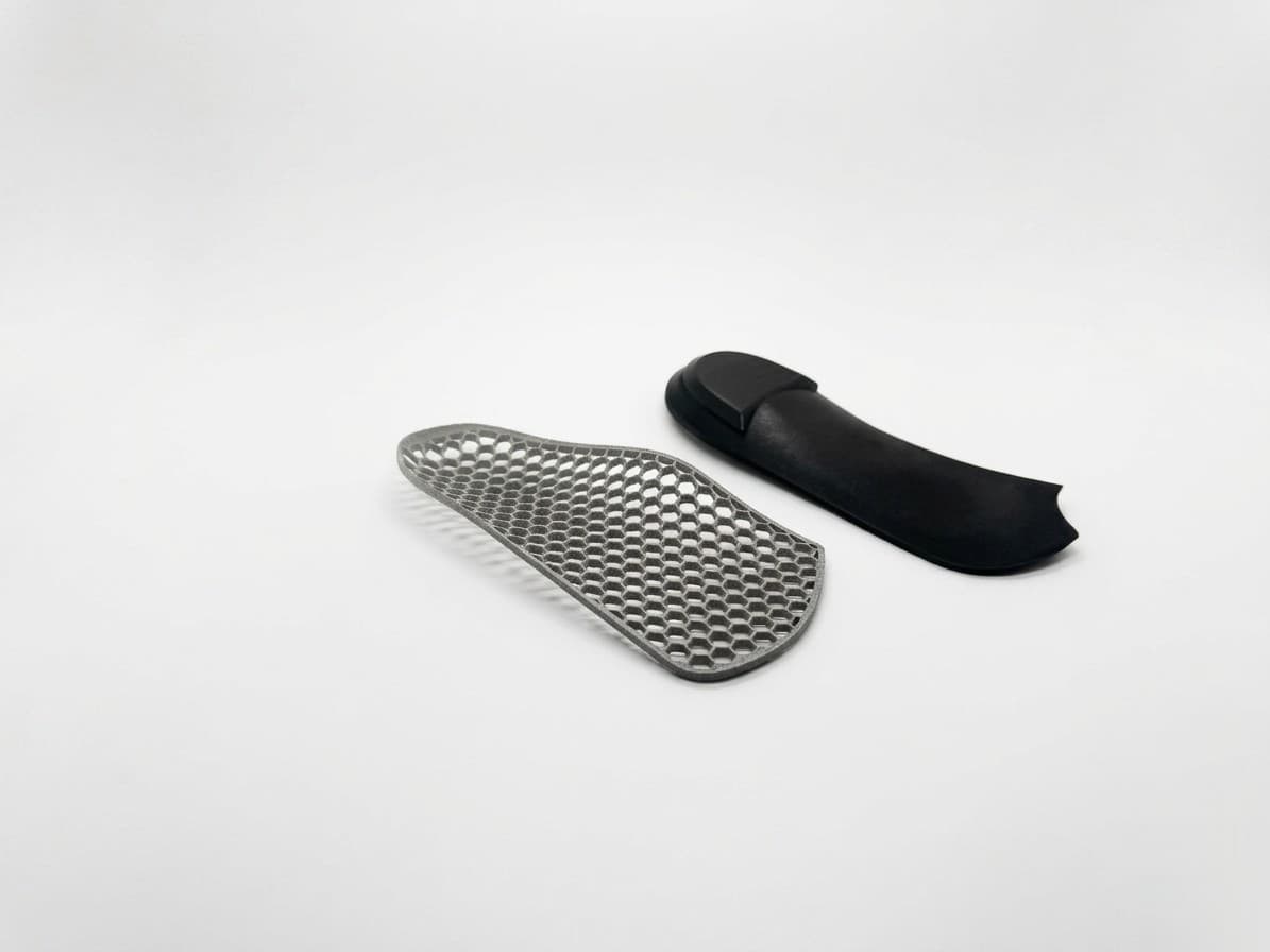 Plantare ventilato a griglia stampato in 3D MJF accanto alla versione finale tinta